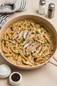 Buffalo Wild Wings Garlic Parmesan Chicken Pasta Crock Pot – Creamy & Easy Recipe